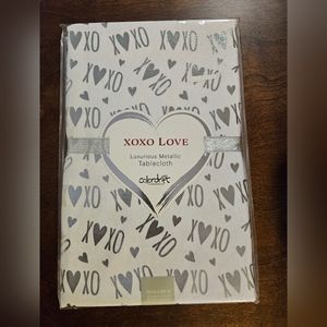 Colordrift XOXO White Luxurious Metallic 60"x84" Oblong Tablecloth. Seat…